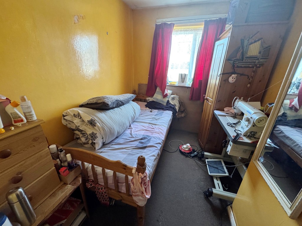 Lot: 162 - THREE-BEDROOM HOUSE FOR INVESTMENT - Bedroom 3